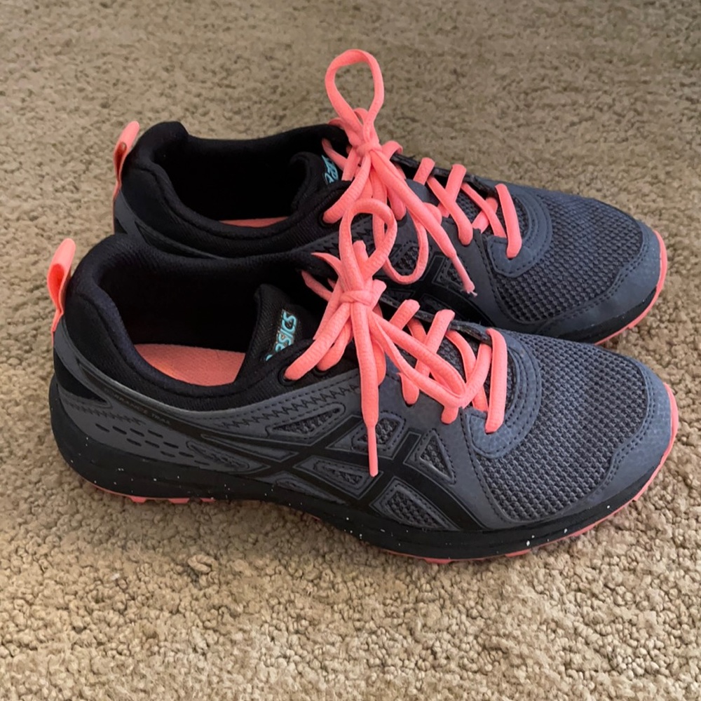 • Women’s ASICS Tennis Shoes •